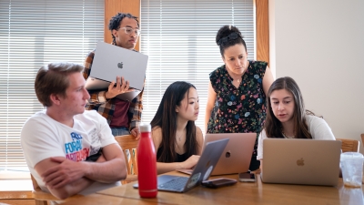 Olga Troyanskaya working with students